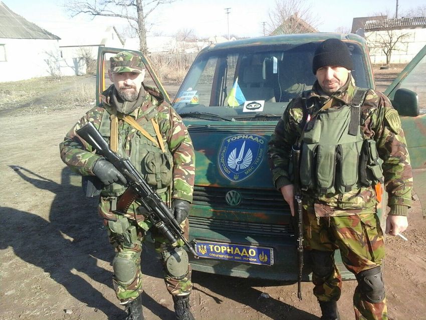 Юрій Соколов з побратимом у селі Валуйське