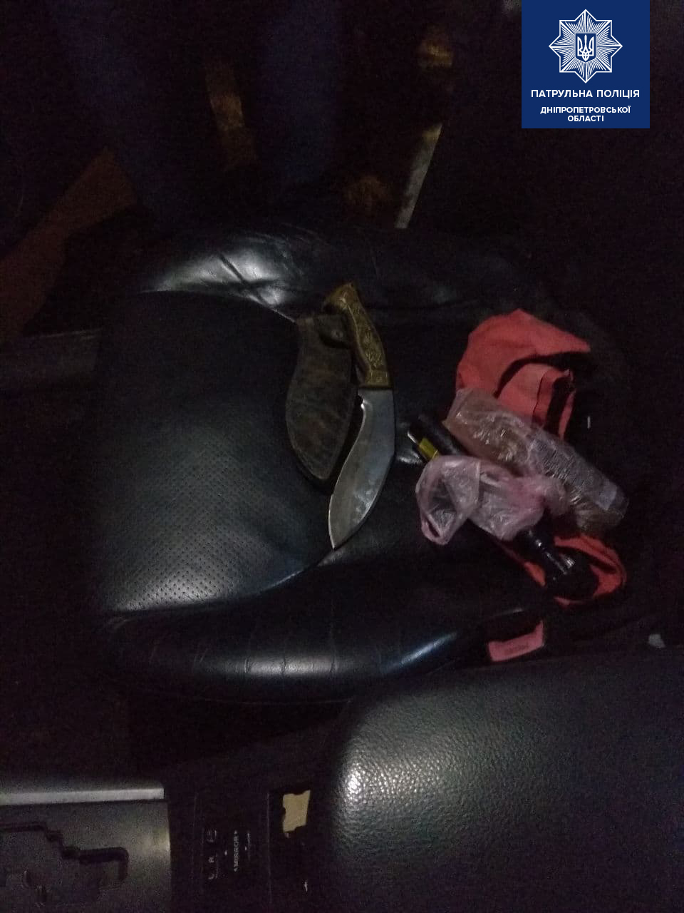 В Днепре пьяный мужчина возил в автомобиле пистолет, кукри и мачете