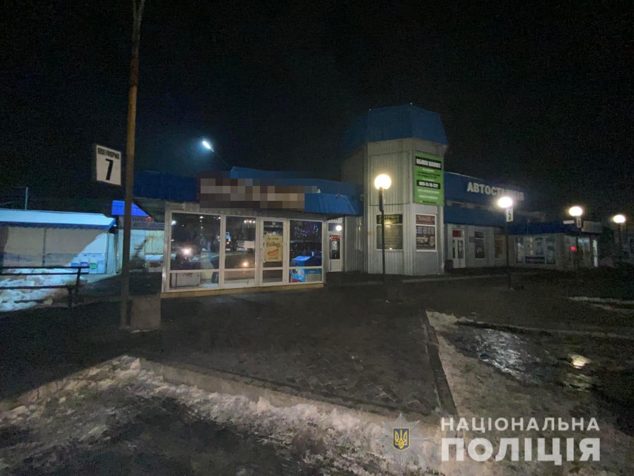 У Кам`янському правоохоронці оголосили про підозру чоловіку, який вчиняв домашнє насильство відносно своїх батьків Події 25.01.2021 14:55 Протягом року 60-річна мати та 64-річний батько терпіли знущання та образи від власного сина, який вчиняв сварки та бійки, вимагаючи гроші на горілку.  37-річний чоловік неодноразово притягався до адміністративної відповідальності за ст. 173-2 (вчинення домашнього насильства)  Кодексу України про адміністративні правопорушення, також стосовно кривдника застосовувалися спеціальні заходи у вигляді винесення термінового заборонного припису. Це зупиняло чоловіка на деякий час, однак потім він знову продовжував ображати батьків. Зрештою життя пенсіонерів у власному будинку стало нестерпним, і після чергових знущань мати звернулась із заявою до Південного відділення поліції. За фактом домашнього насильства було відкрито кримінальне провадження.  22 січня за погодженням з місцевою прокуратурою чоловіку повідомили про підозру у скоєнні кримінального правопорушення, передбаченого ст. 126-1 (домашнє насильство) Кримінального кодексу України. Наразі вирішується питання про обрання йому  запобіжного заходу.  Поліцейські закликають в жодному разі не терпіти домашнє насильство, а своєчасно звертатися по допомогу!   © Офіційний сайт Національної поліції: https://dp.npu.gov.ua/news/podiji/u-kam-yanskomu-pravooxoronczi-ogolosili-pro-pidozru-choloviku-yakij-vchinyav-domashnje-nasilstvo-vidnosno-svojix-batkiv/