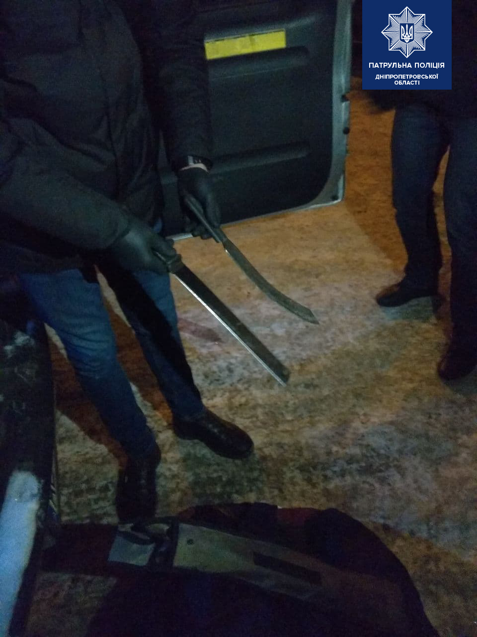 В Днепре пьяный мужчина возил в автомобиле пистолет, кукри и мачете