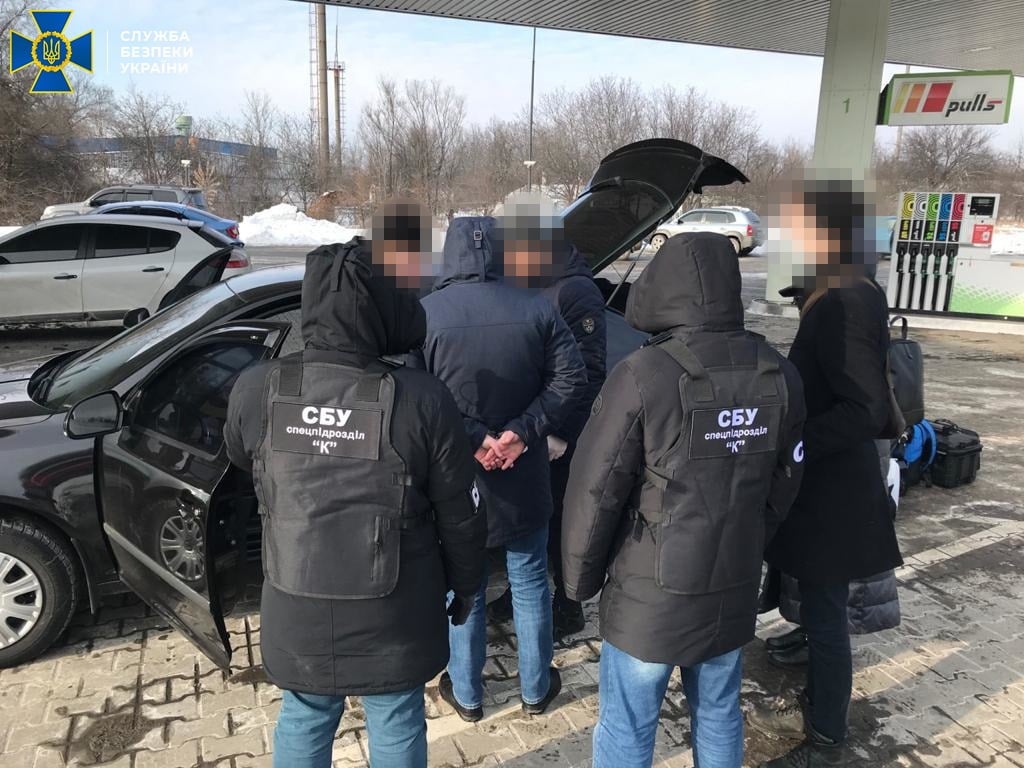 В Кривом Роге сотрудник патрульной полиции вымогал ежемесячную «дань» у предпринимателя