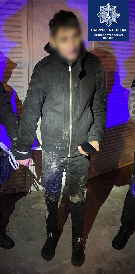 Вытащил телефон и уехал