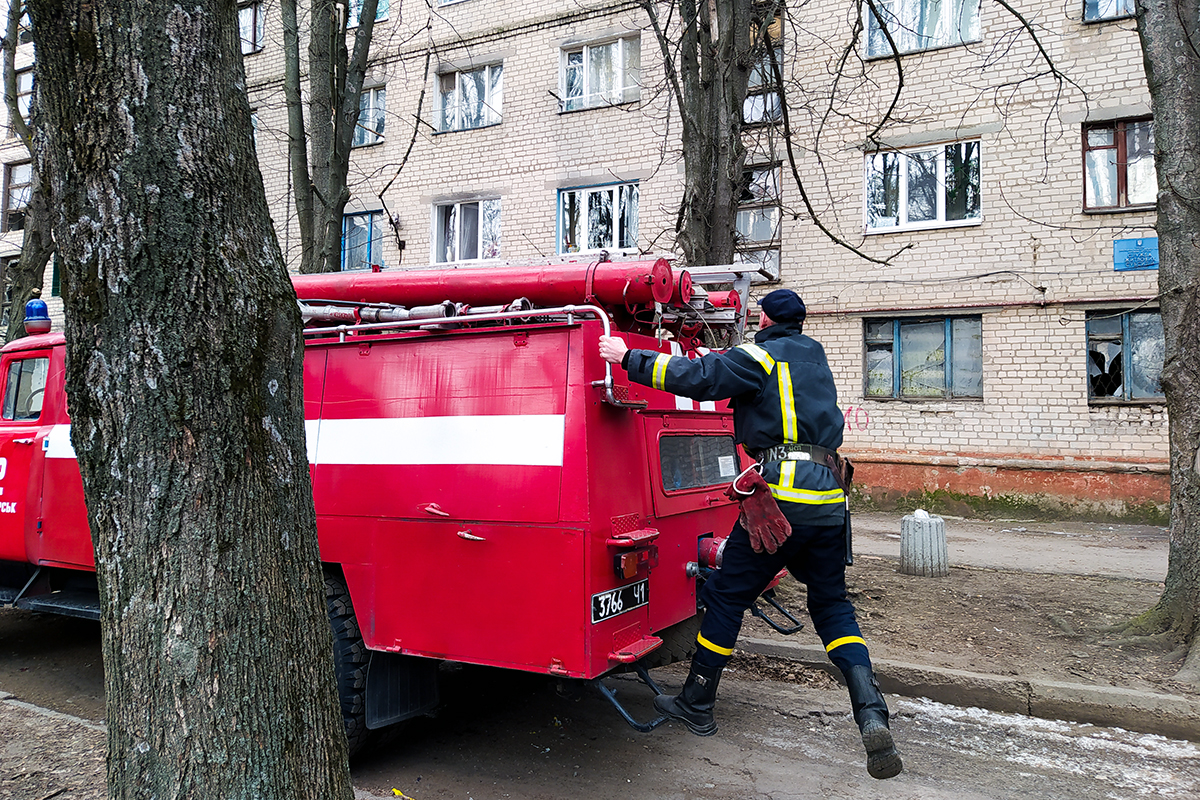 В Вольногорске подростка сняли с дерева
