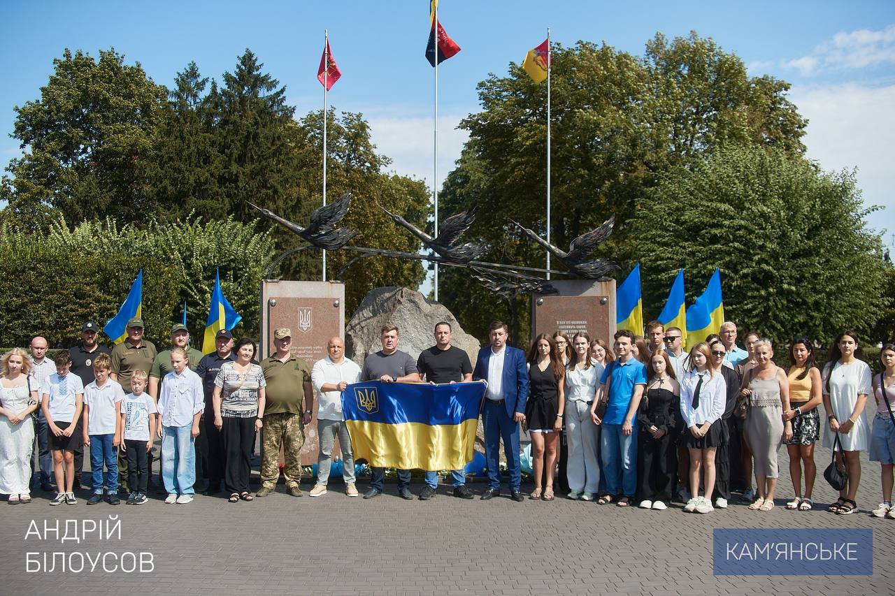 Прапор над містом, вшанування Героїв і перші паспорти: у Кам’янському відбулися заходи до державних свят