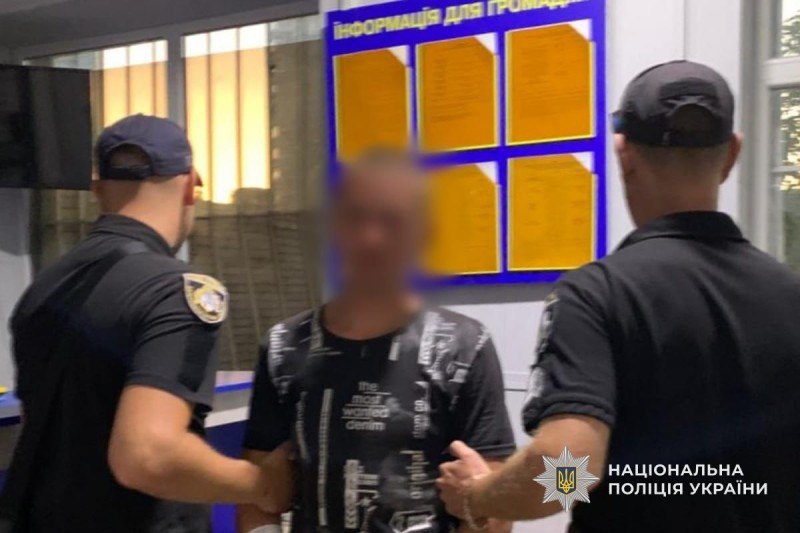 У Кам’янському біля супермаркету грабіжник вихопив телефон з кишені перехожого