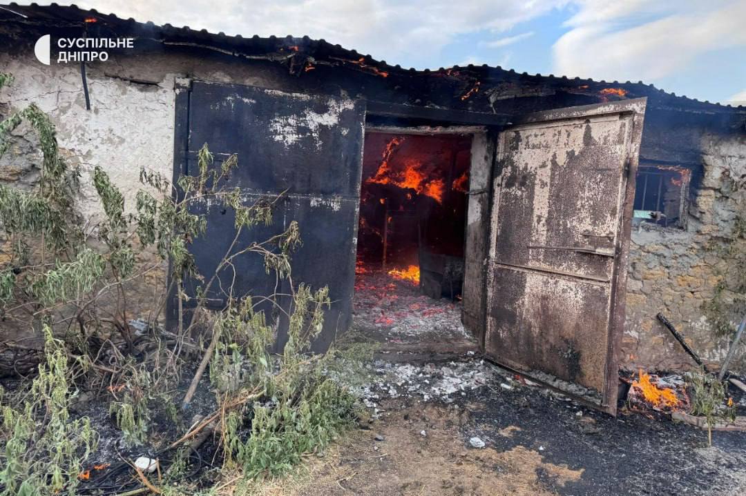 У Криворізькому районі поліцейські застрелили неадеквата, який підпалив ферму та нападав на оточуючих із ножем