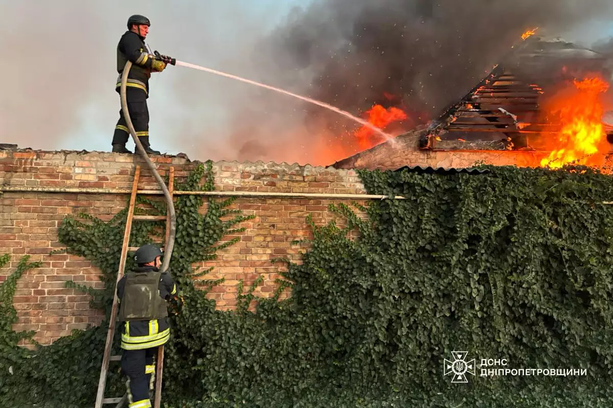 Пожежі, спричинені ворожими обстрілами Нікопольщини, ліквідували вогнеборці