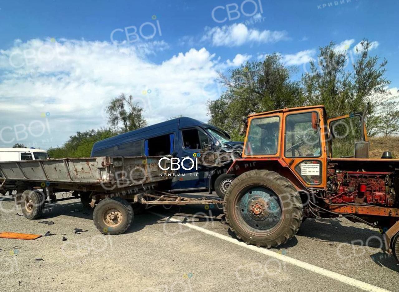 На Криворіжжі бус врізався у трактор: пораненого замість лікарні повезли до ТЦК
