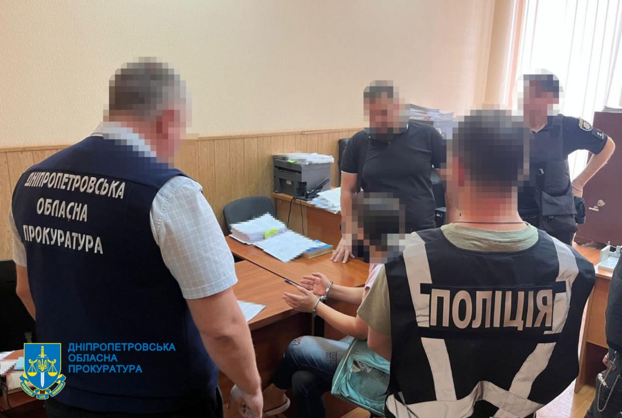 У Кам’янському поліцейський зі спільниками прикривав збут наркотиків замісною терапією