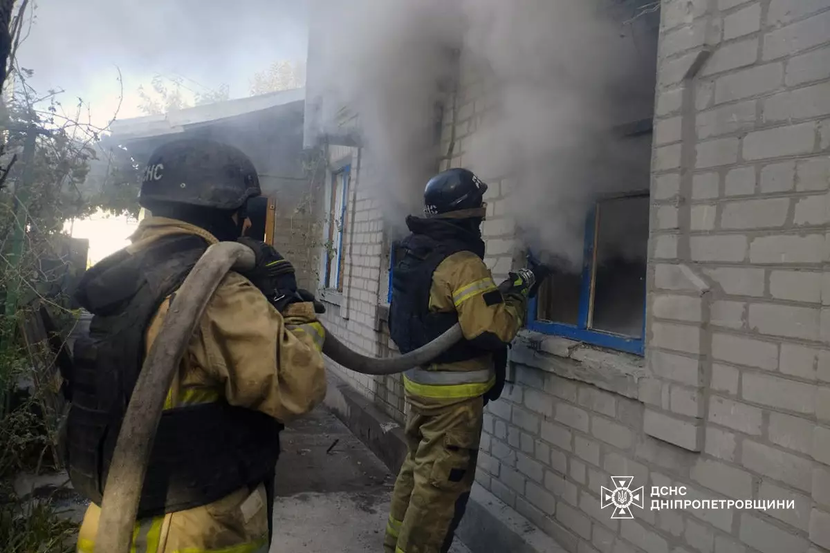 На Синельниківщині через влучання ворожого дрона зайнявся будинок