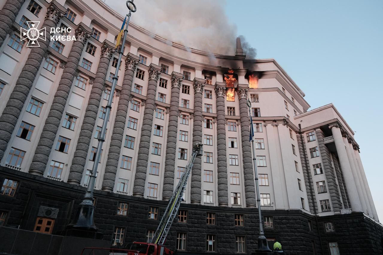 Вночі росіяни масово атакували Україну, пошкоджено будівлю уряду