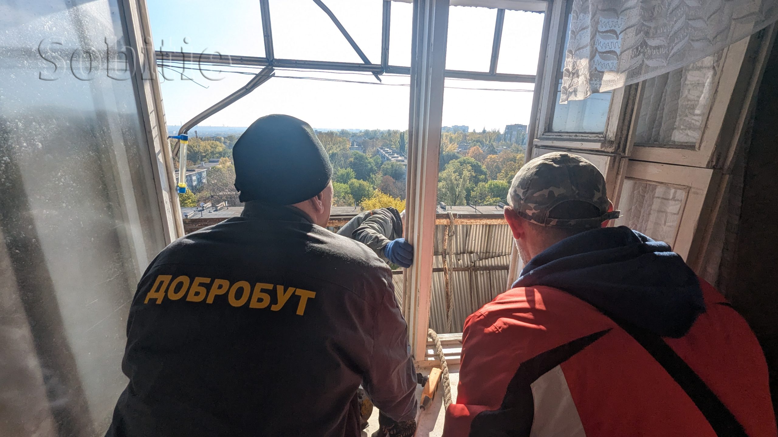 Комунальники Кам’янського усувають наслідки ворожої атаки на місто