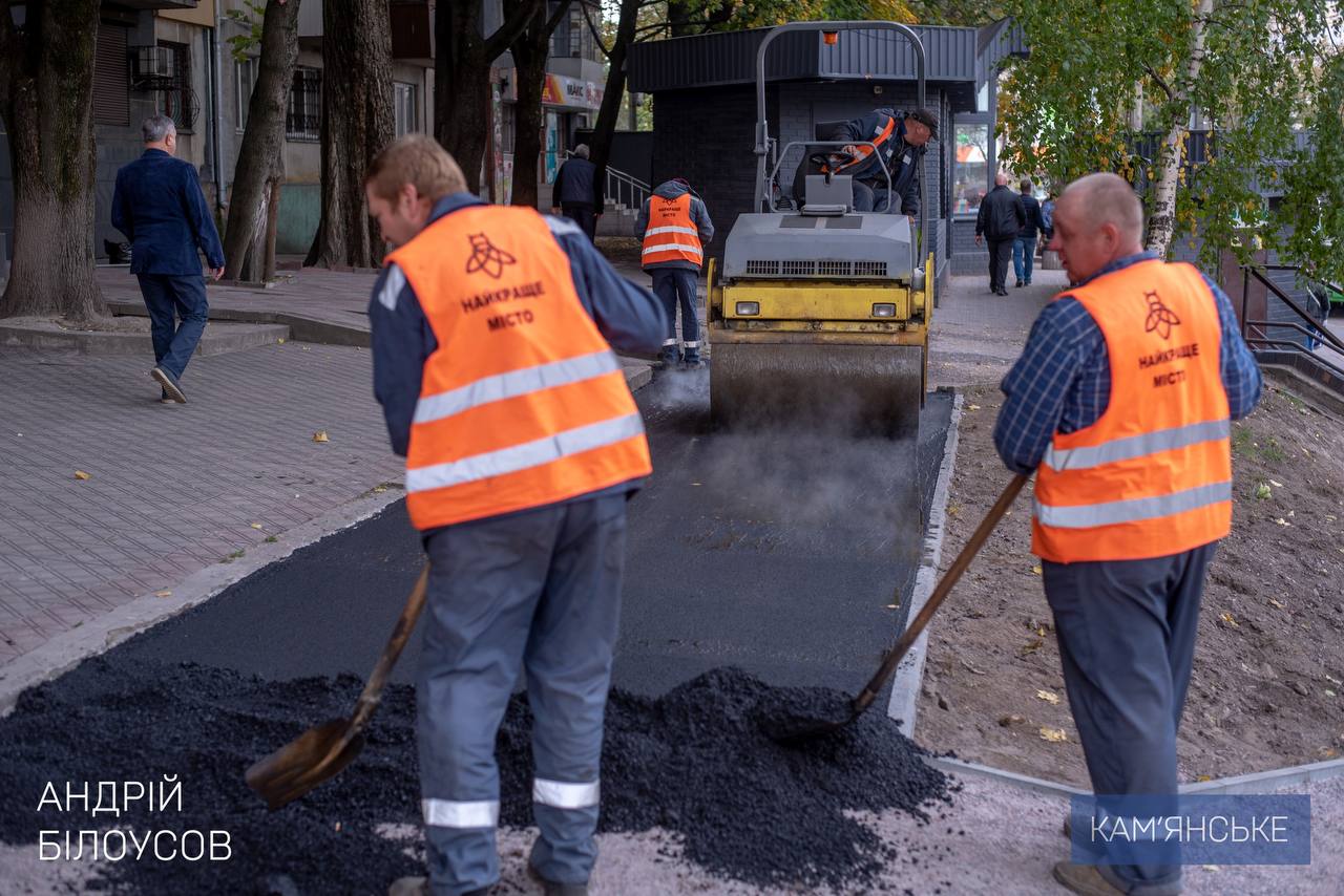 У Кам’янському триває ремонт тротуарів