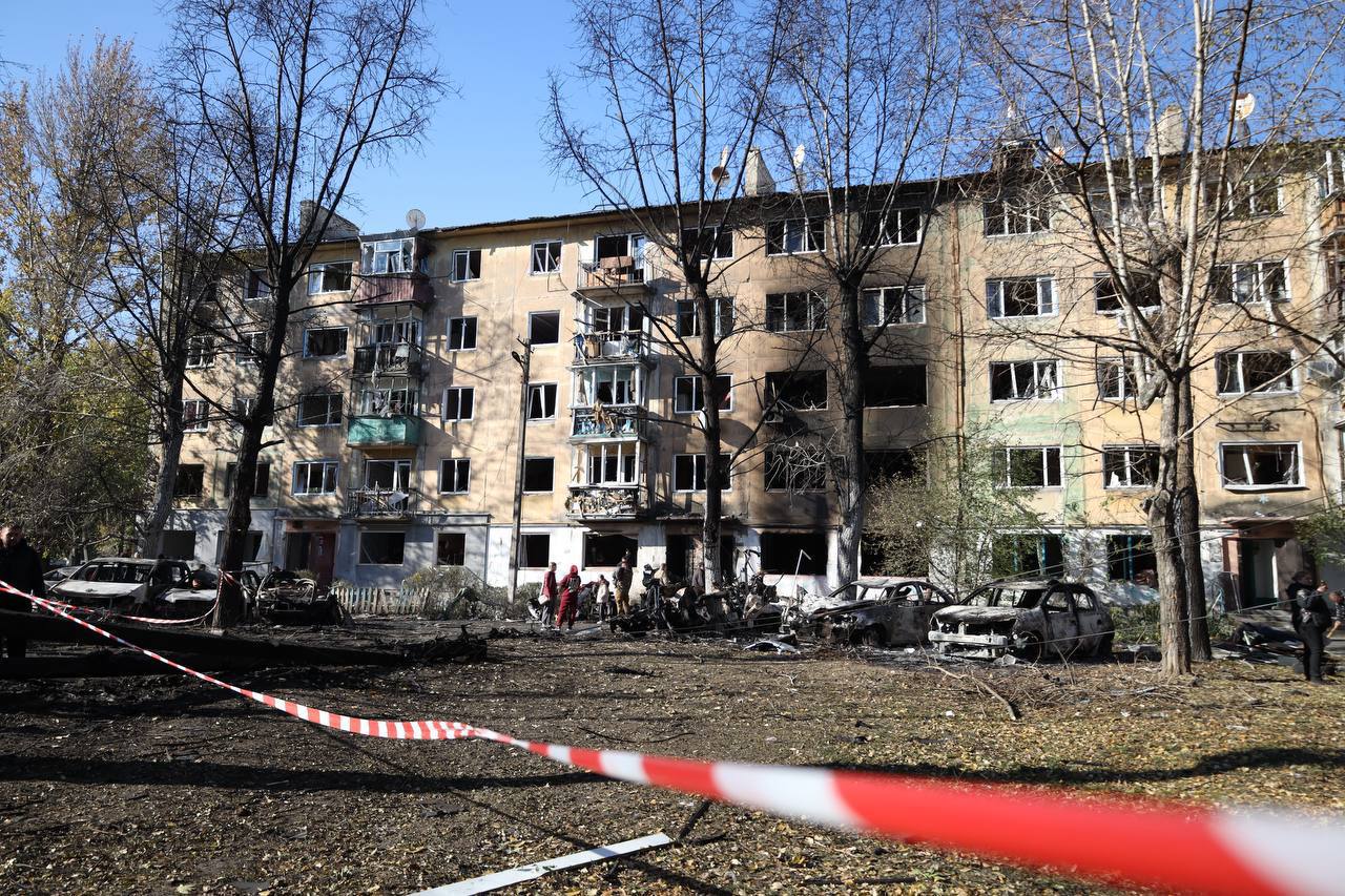 Пошкоджено 14 багатоповерхівок, знищено 30 авто: наслідки ворожого удару по Дніпропетровщині