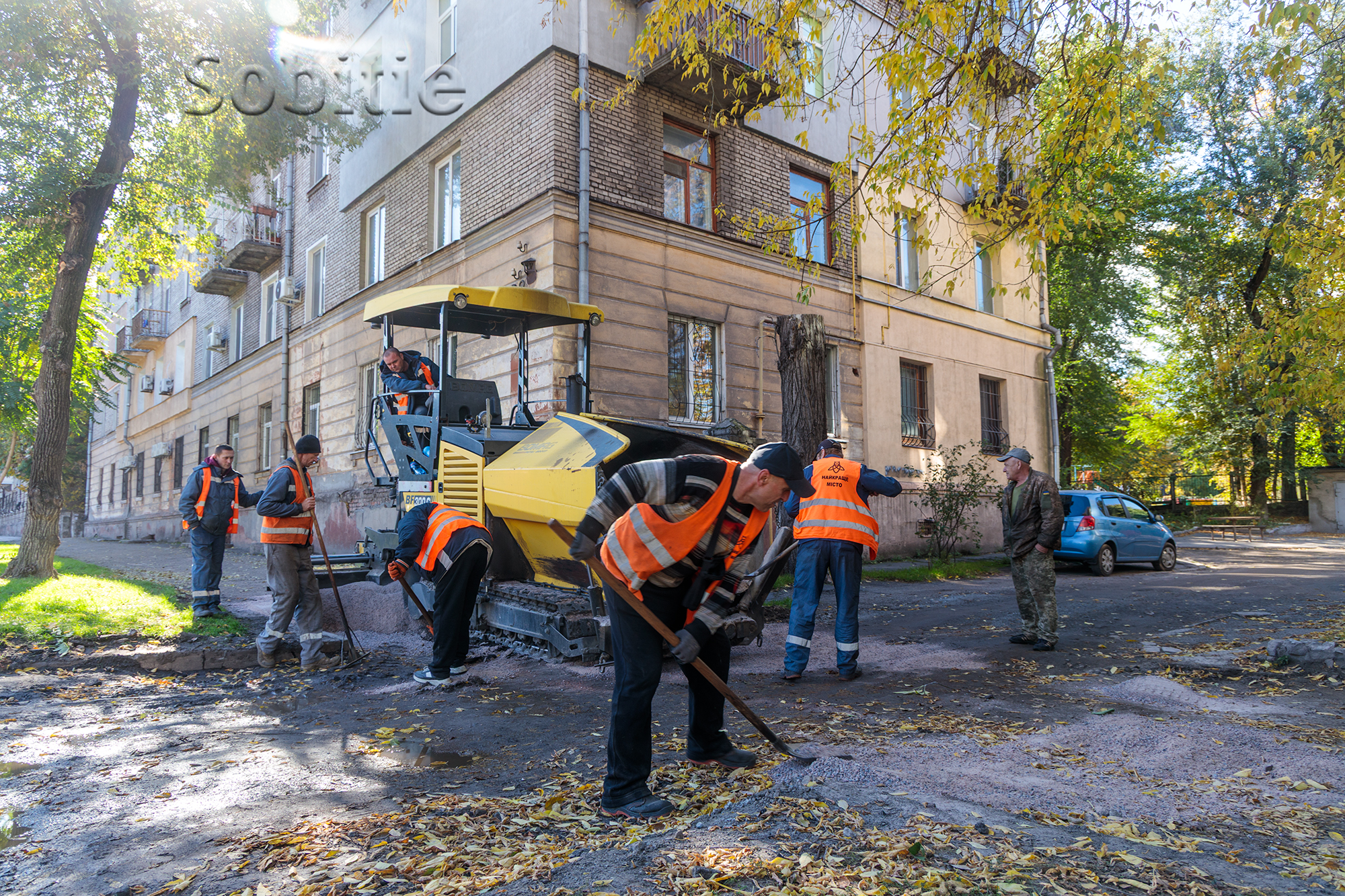 У Кам’янському ремонтують тротуар на вулиці Героїв-рятувальників (Москворецька)