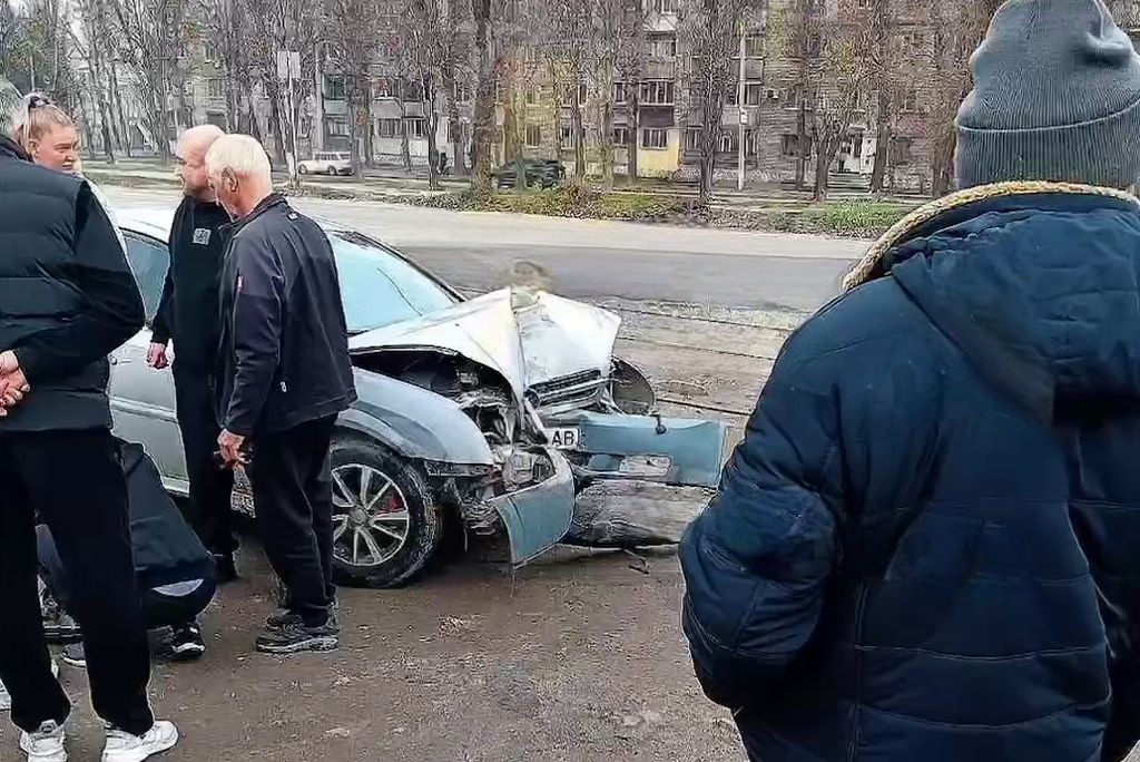 У Кам’янському нетверезий водій врізався в стовп на трамвайній колії: мало не постраждала перехожа