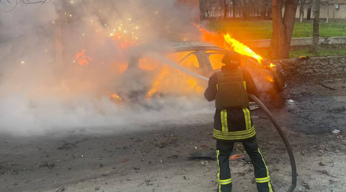 Понівечені будинки і автівки: ворог атакував Дніпропетровщину