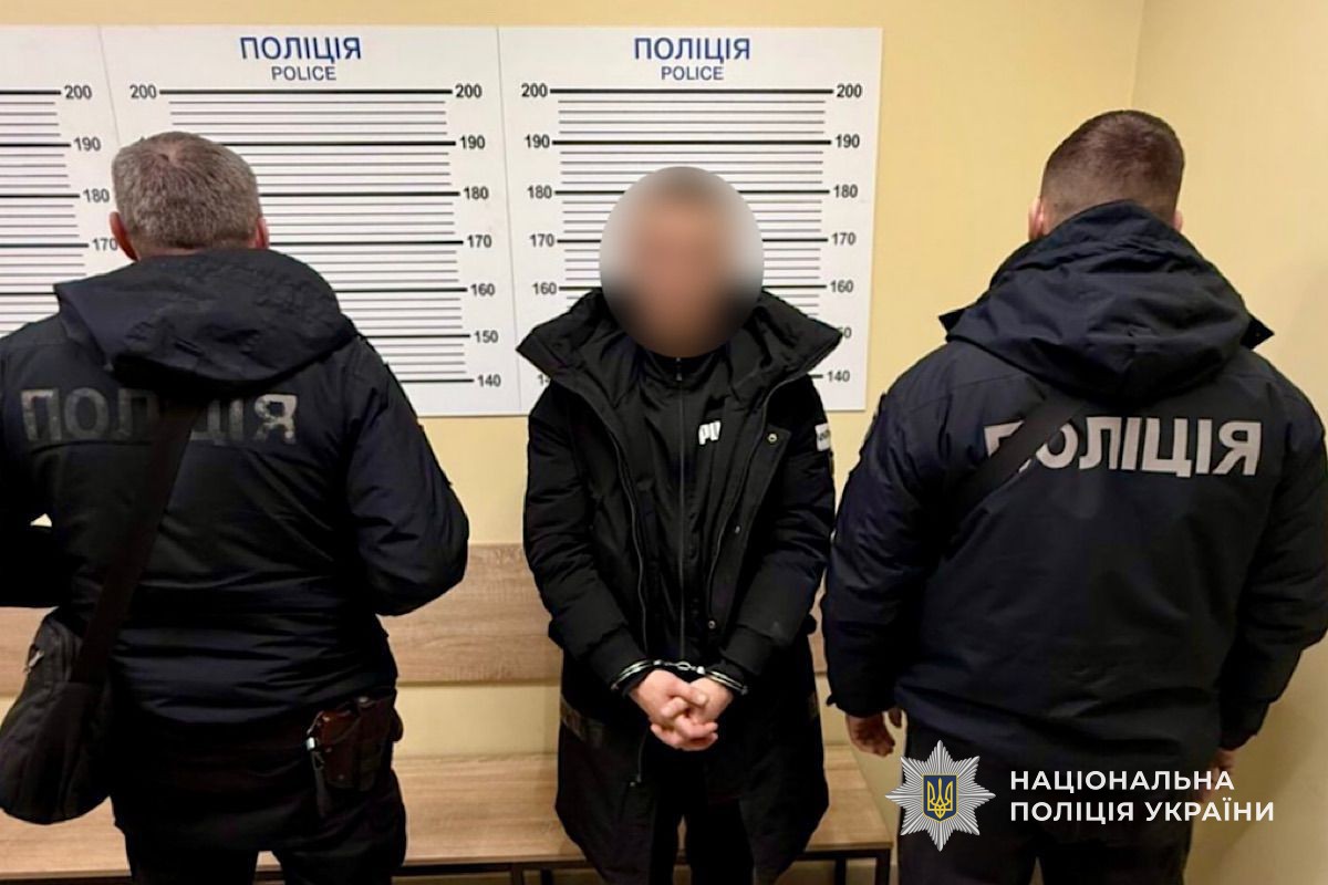 У Дніпрі чоловік пограбував автовласника на парковці торговельного центру