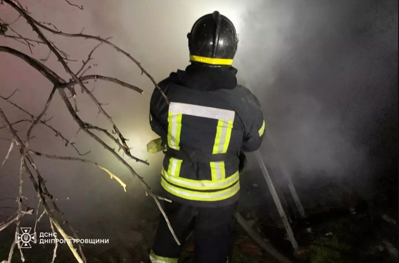Надзвичайники виявили тіло чоловіка під час гасіння пожежі у Кривому Розі