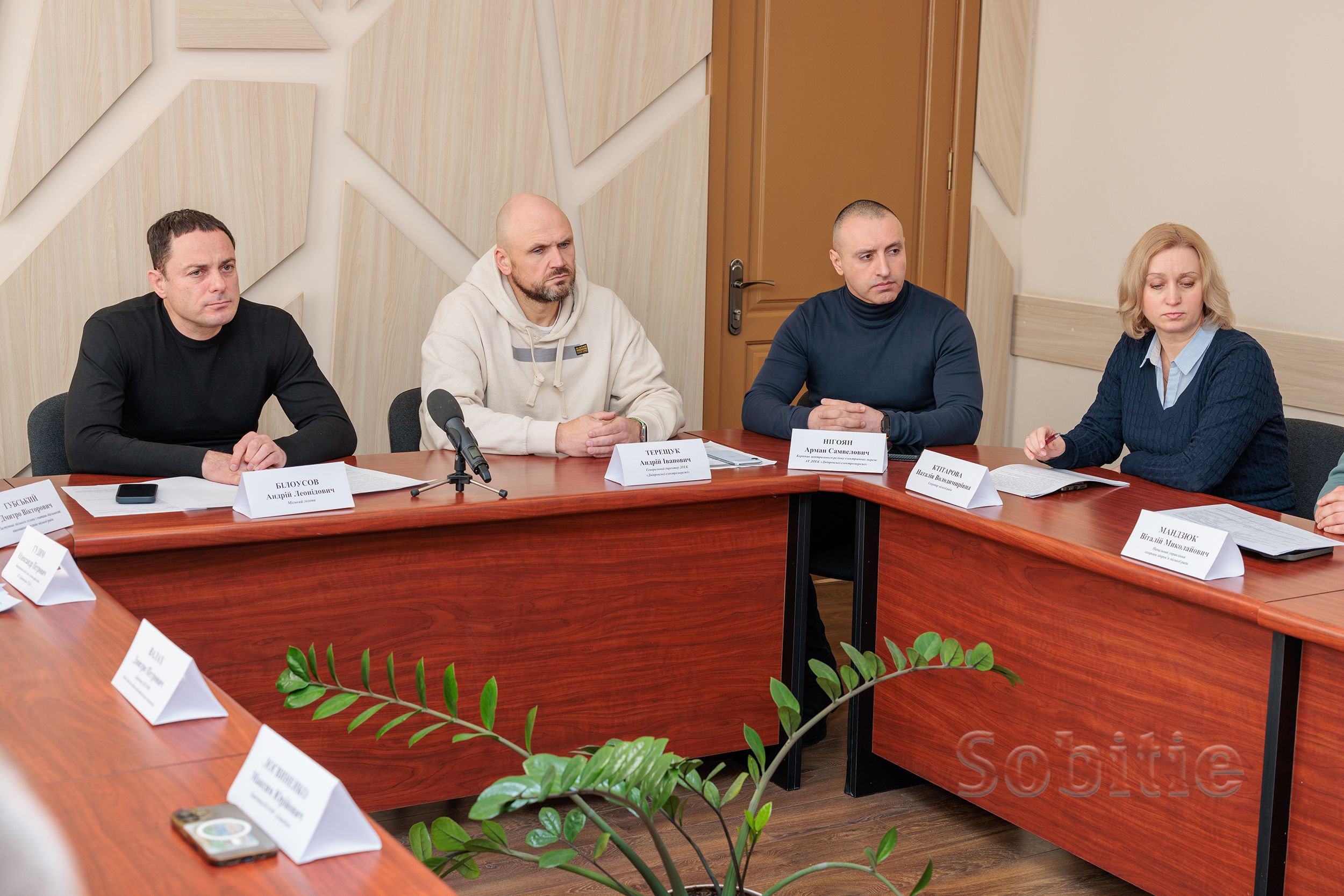 Мешканці Кам’янського ставили наболілі питання головному енергетику області