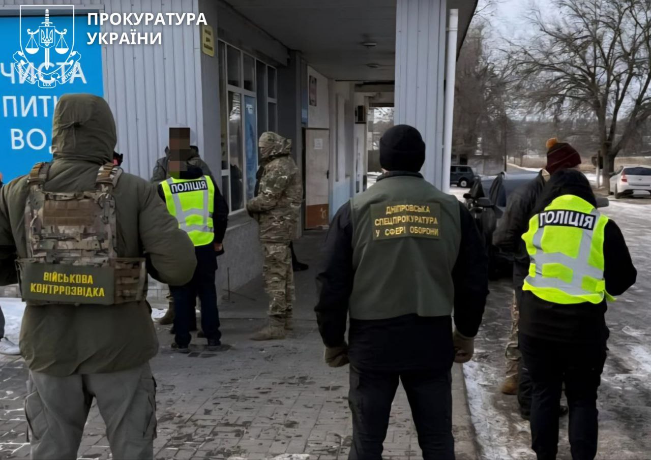 За 8 000 доларів намагалися «купити» втечу зі служби: на Дніпропетровщині викрили схему пособництва у дезертирстві
