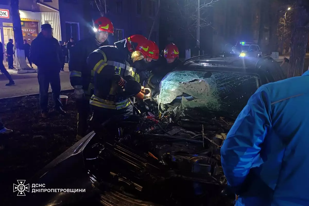 У Кам’янському районі BMW влетів у бетонну опору: рятувальники деблокували постраждалу пасажирку
