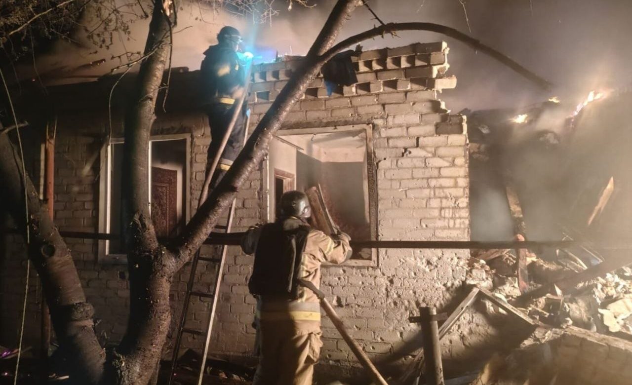 Майже 20 атак за ніч: ворог бив по трьох районах Дніпропетровщини, є поранена