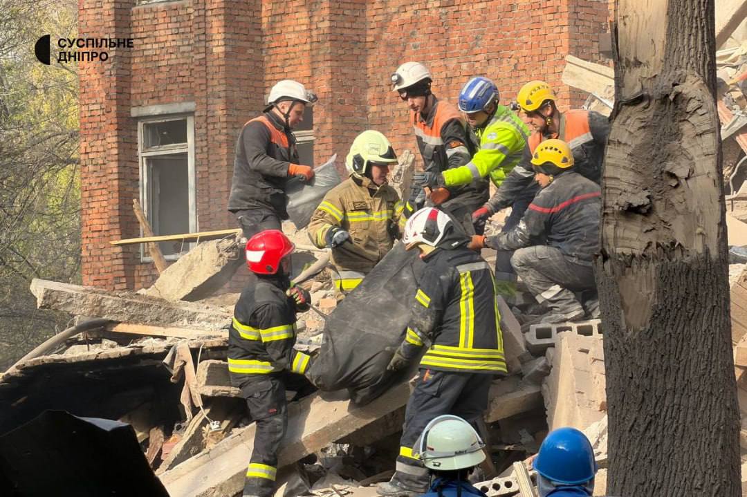З-під завалів у Дніпрі дістали тіла двох людей