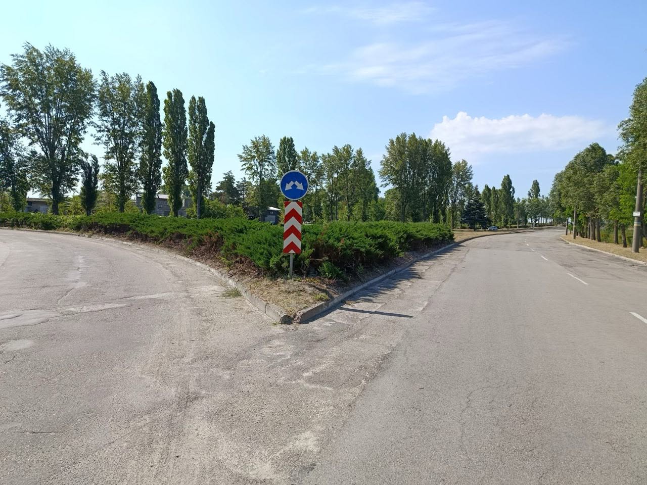 У Кам’янському оновлюють дорожні знаки для підвищення безпеки руху