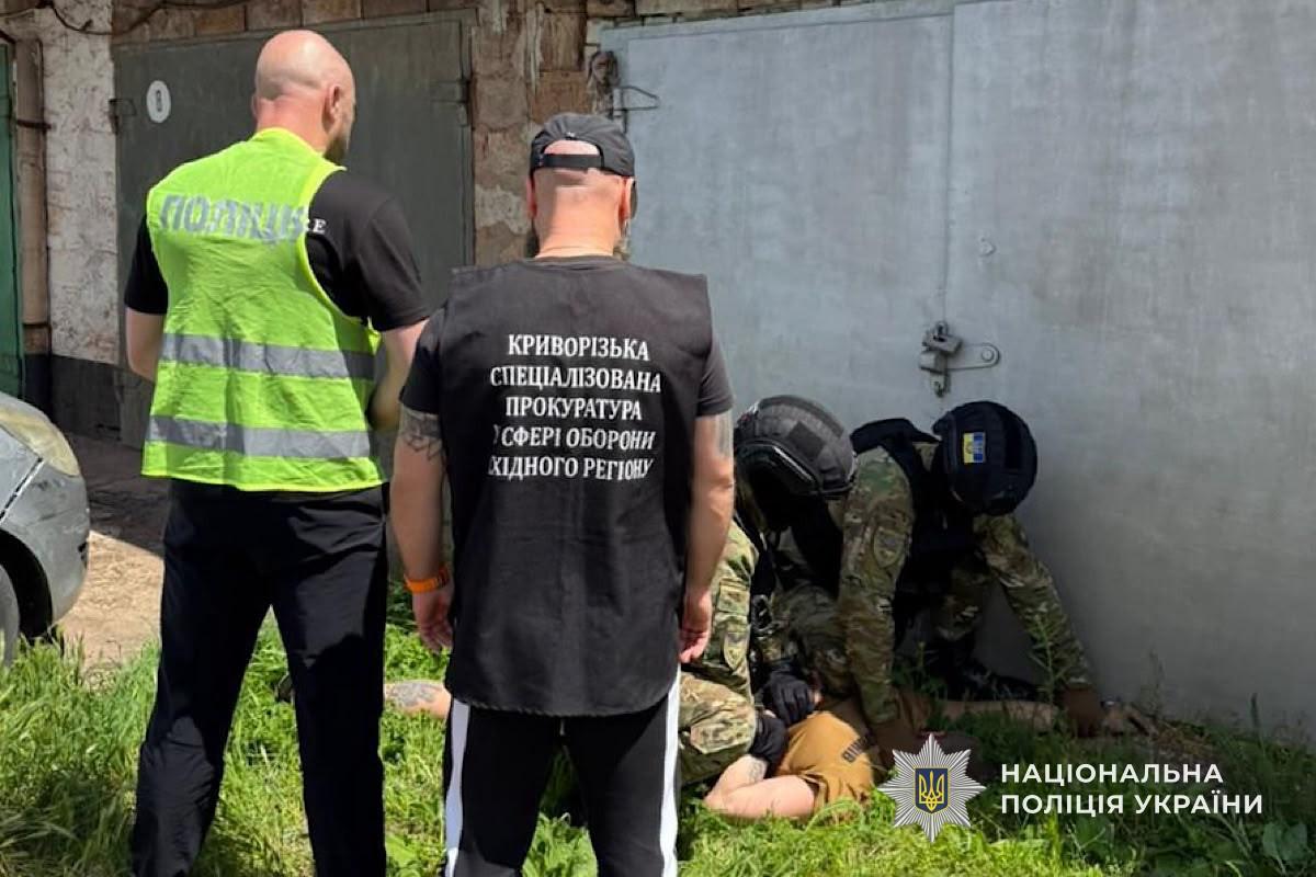 Намагався продати автомат із набоями за 45 тисяч гривень: у Кривому Розі затримали військовослужбовця-втікача