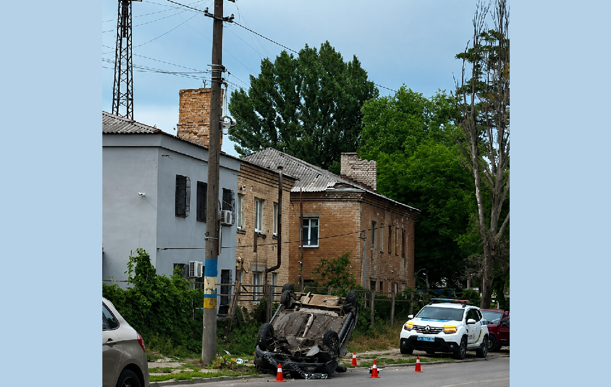 У Кам’янському на повороті перекинувся автомобіль