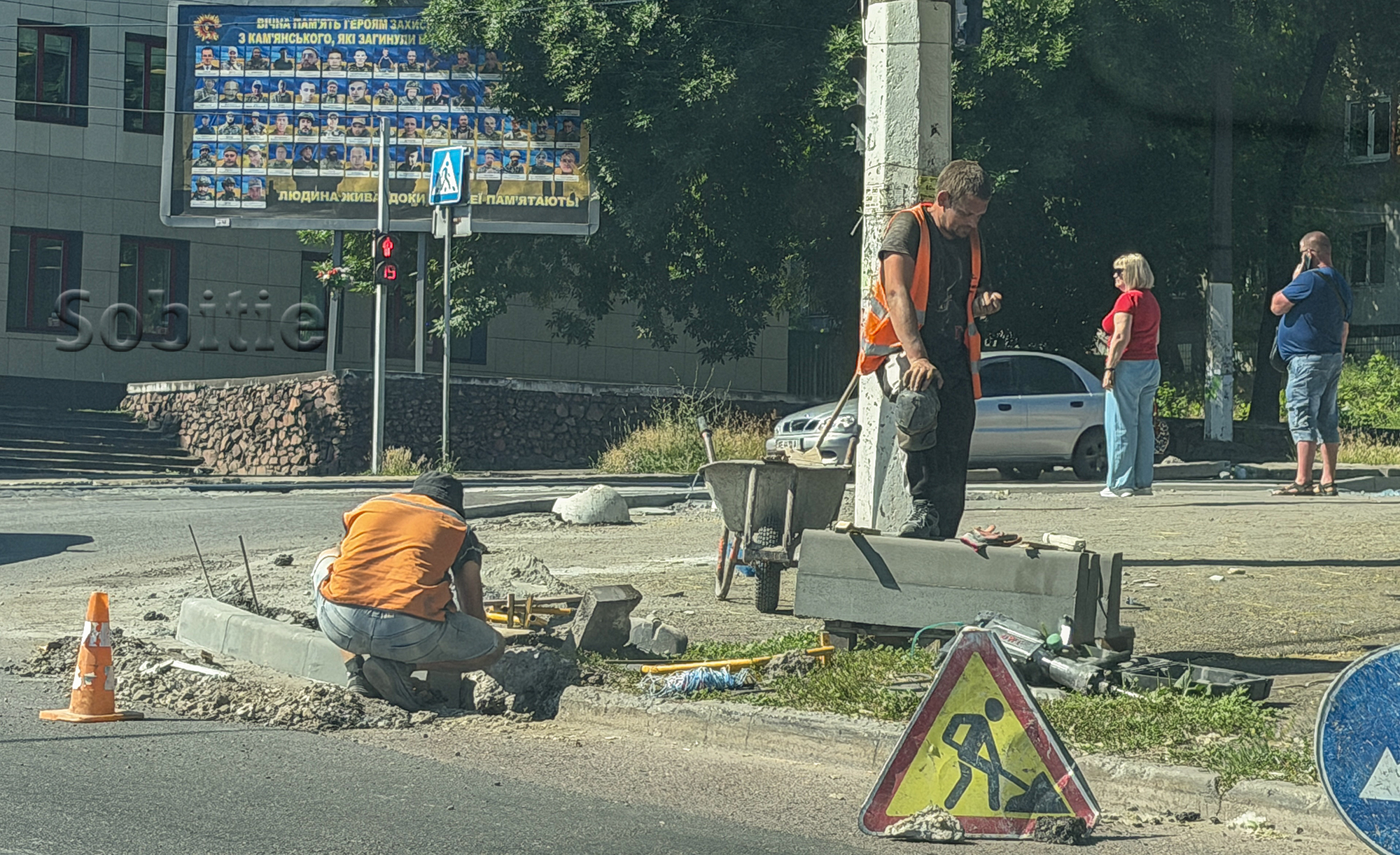 На проспекті Шевченка у Кам’янському замінюють пошкоджений бордюрний камінь