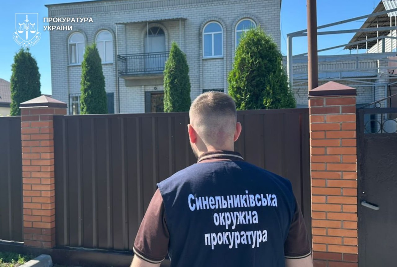 Нажилися на сиротах: на Синельниківщині мер та керівниця соцслужби вкрали 5 мільйонів на купівлі будинку для ДБСТ