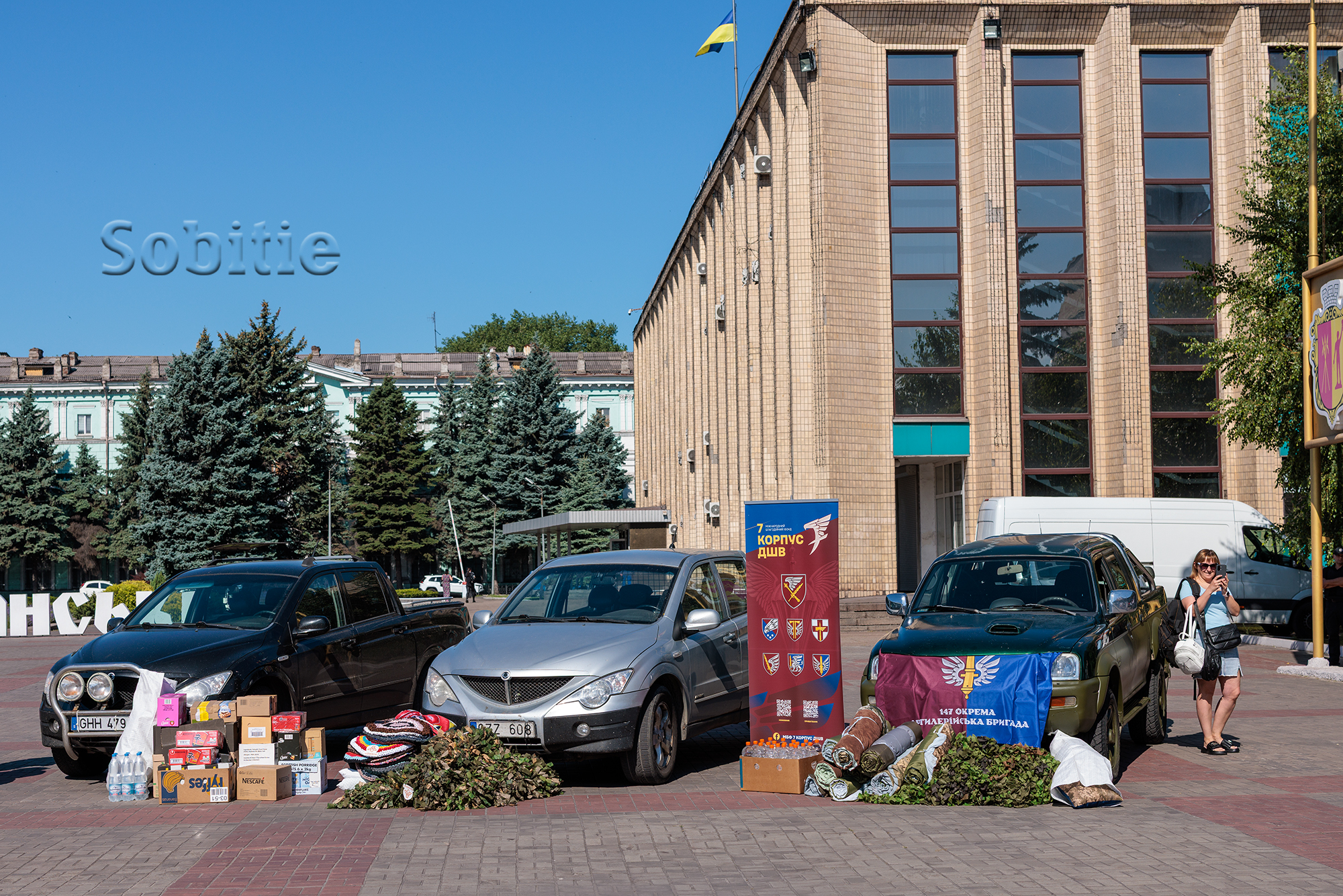 У Кам’янському напередодні Дня Конституції відзначили учасників бойових дій та передали військовим три пікапи