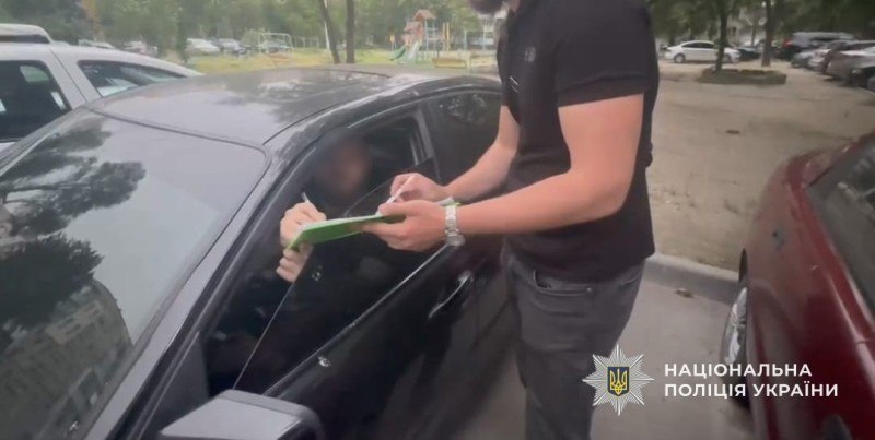 У Дніпрі чоловік отримав протокол за зйомку відео у поліцейській формі
