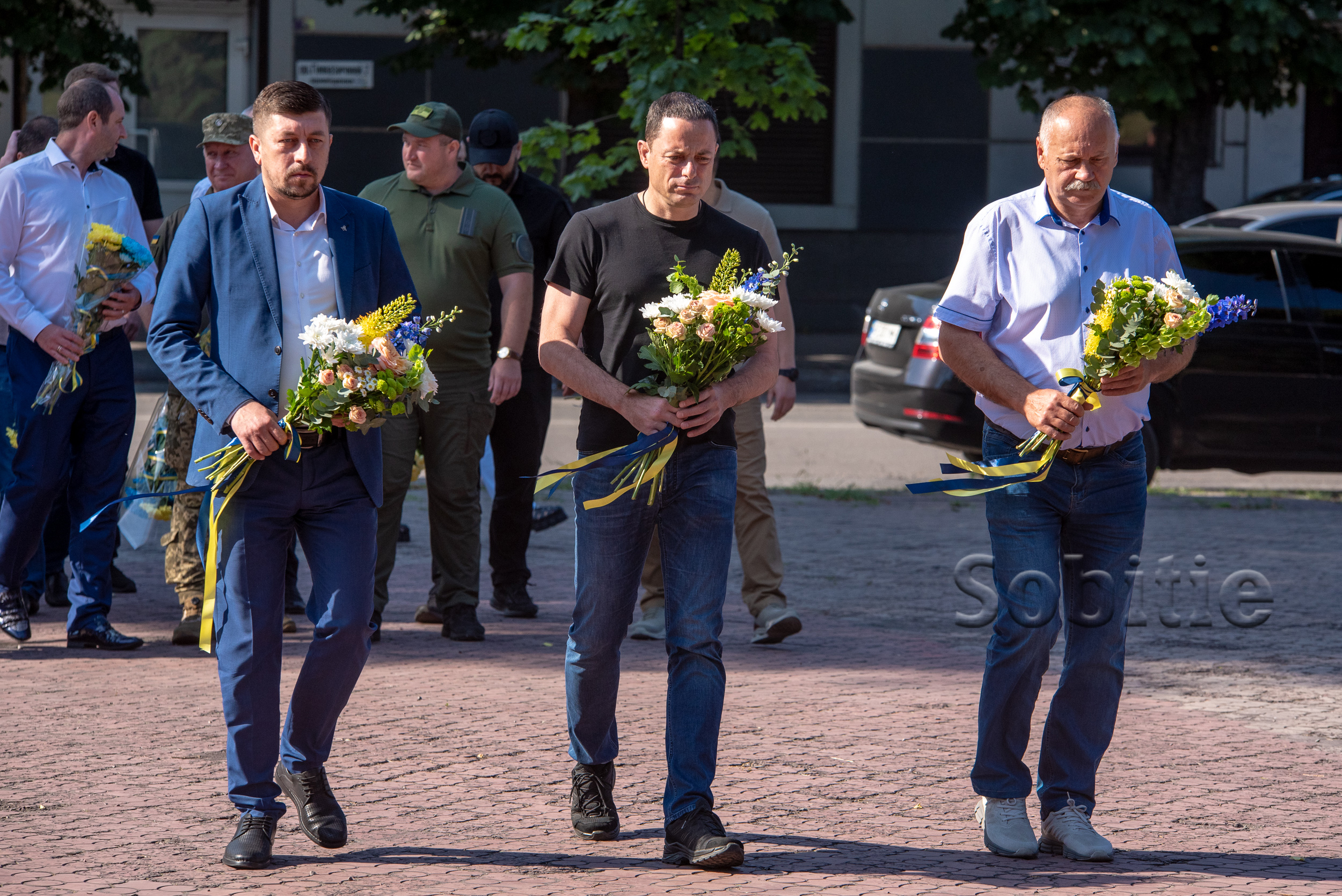 У Кам’янському відзначили День Конституції України покладанням квітів до пам’ятника Шевченку