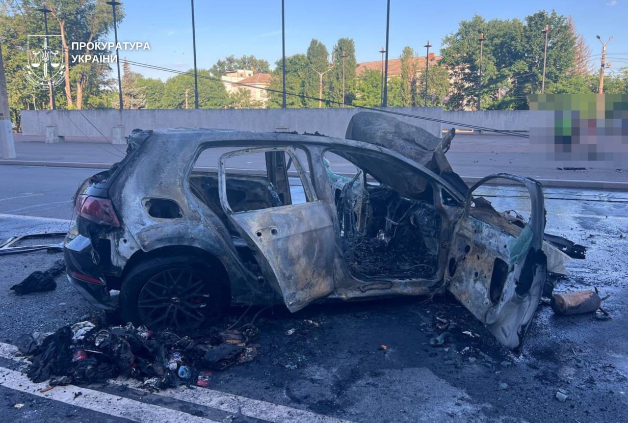 У Кривому Розі позбавлений прав водій врізався в електроопору: авто згоріло, пасажири в тяжкому стані