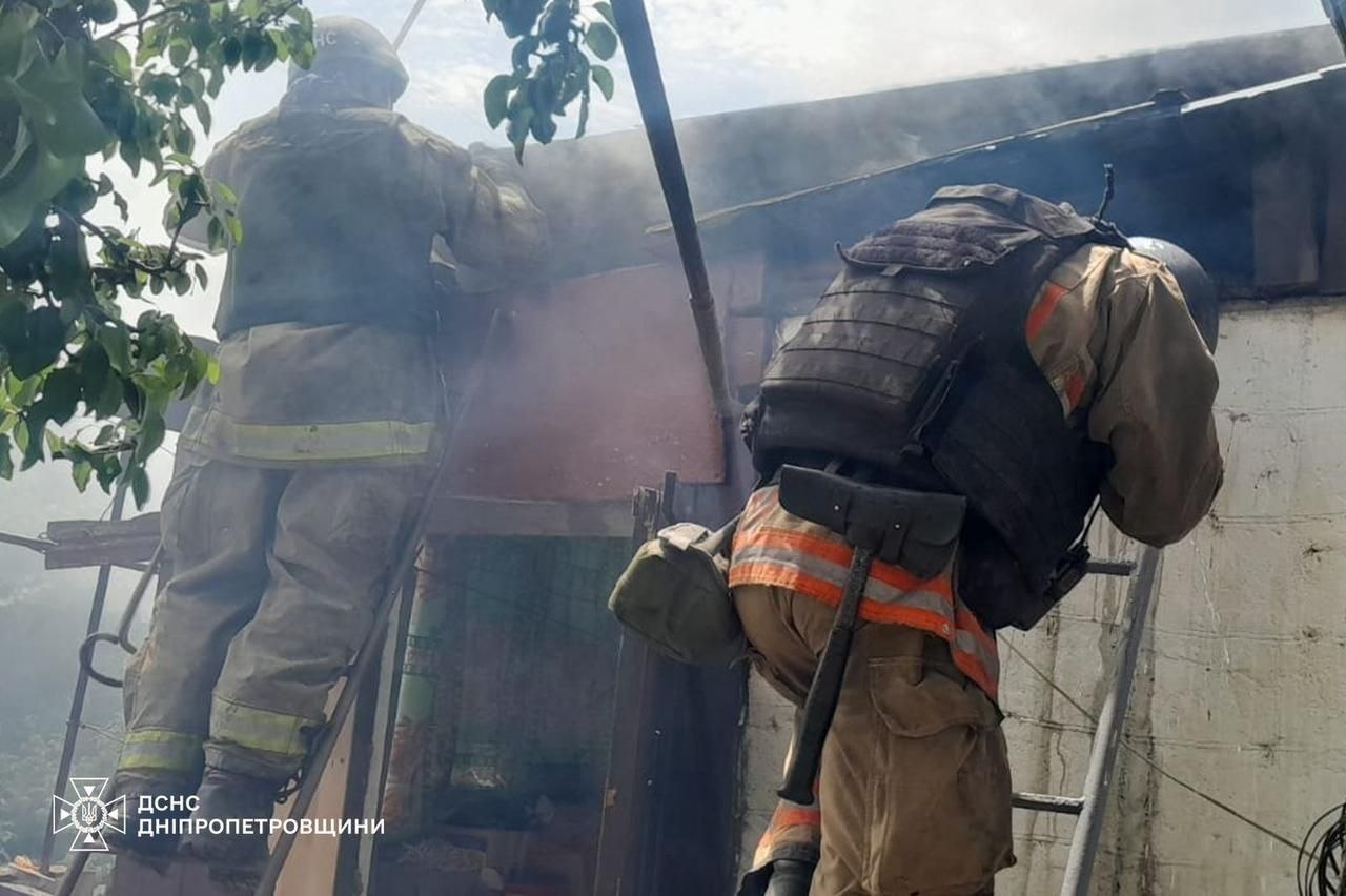 У Нікополі росіяни завдали удару по рятувальниках, які гасили пожежу