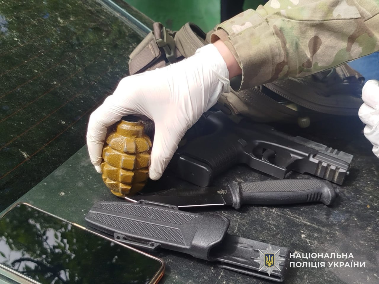 У Кам’янському чоловік розгулював містом з арсеналом зброї