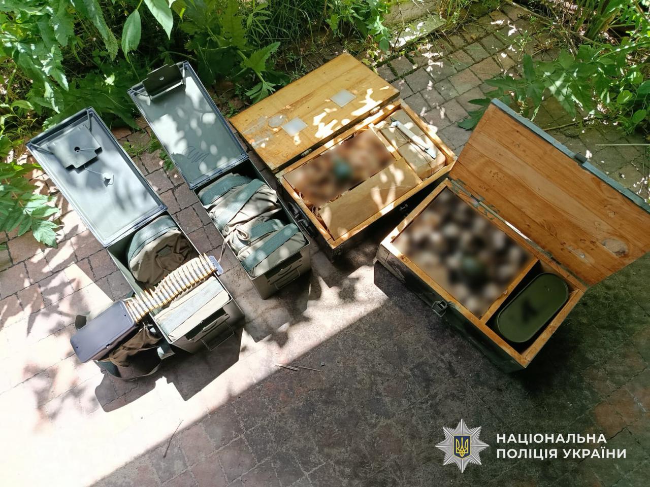 На Дніпропетровщині військовослужбовця викрили на збуті гранатометів, гранат і патронів