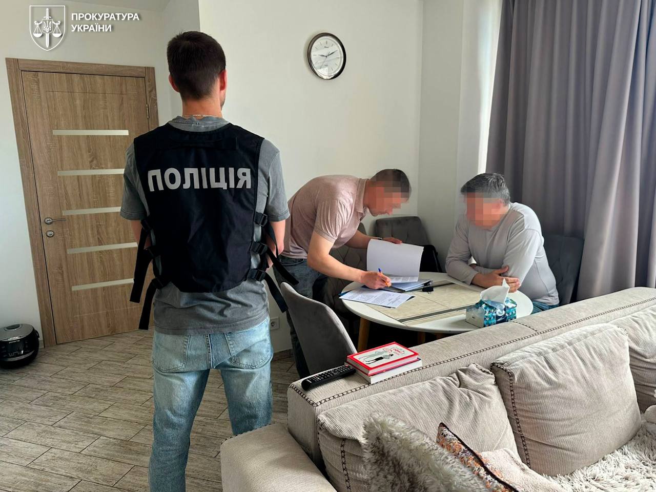 Керівнику Дніпровської опери оголосили підозру у незаконному переправленні чоловіків за кордон