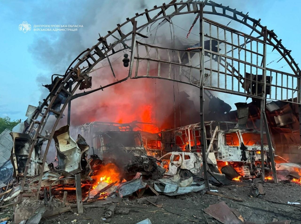 Внаслідок ворожої атаки у Дніпровському районі згорів склад комунальної техніки