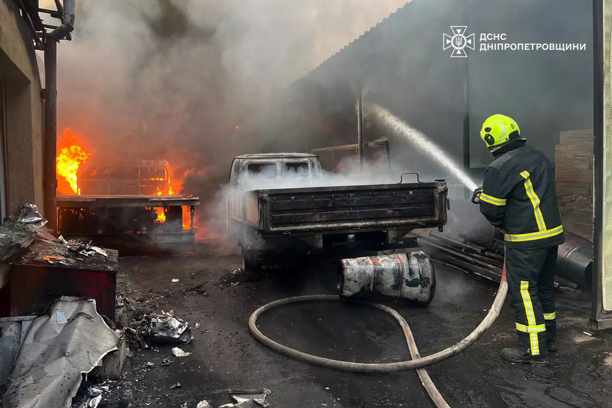 У Кам’янському сталася масштабна пожежа на складі: вогонь охопив 390 кв.м