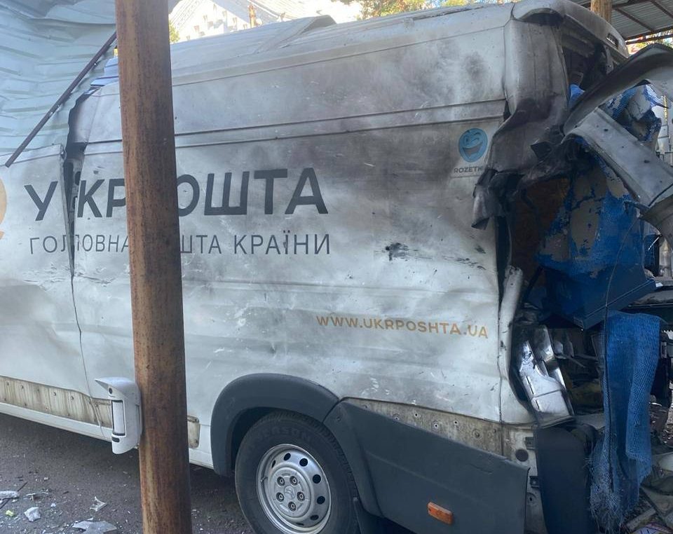 Ворог полює на авто «Укрпошти» в Нікополі: компанія переходить на резервні схеми роботи
