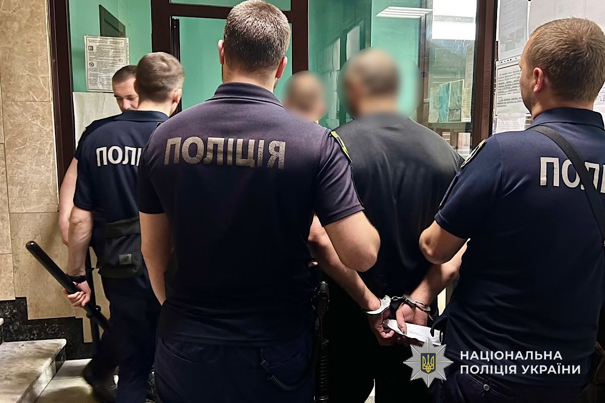 У Дніпрі двоє чоловіків вдерлися до приватного будинку і намагалися втекти з викраденим сейфом