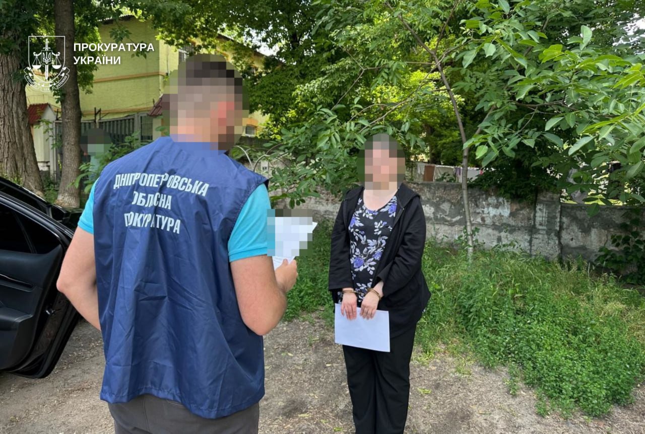 Шпигувала за оборонними заводами для РФ: у Дніпрі затримали зрадницю