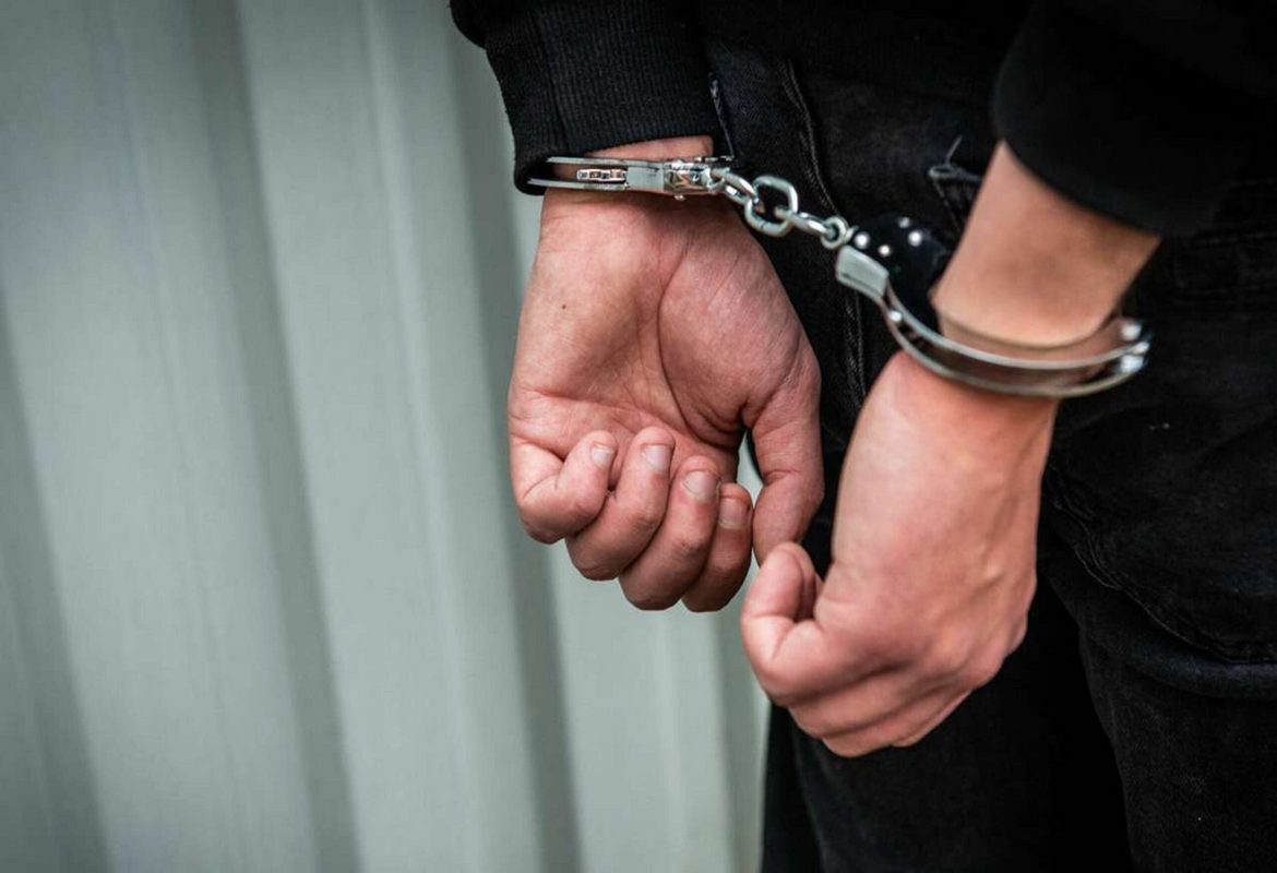 У Покрові 15-річний хлопець пограбував пенсіонерку та зняв з її картки понад 12 тисяч гривень