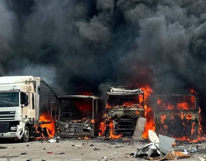 Росіяни атакували Павлоград: у місті спалахнули вантажівки на СТО