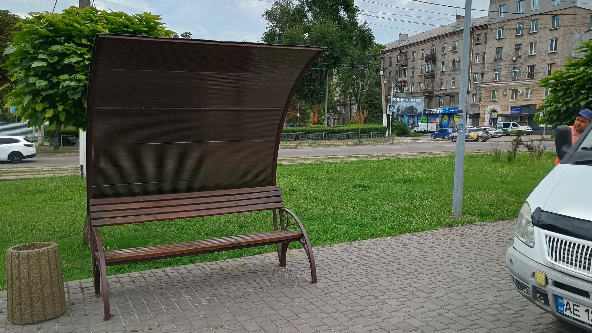 Ремонт навісів та догляд за клумбами: у центрі Кам’янського оновлюють громадські простори
