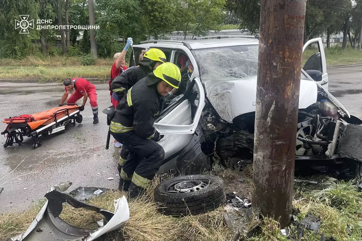 Влетів у стовп: у Дніпрі рятувальники вирізали пасажира з понівеченого авто